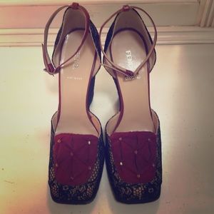 Never worn Fendi heels. Black lace w rubber soles